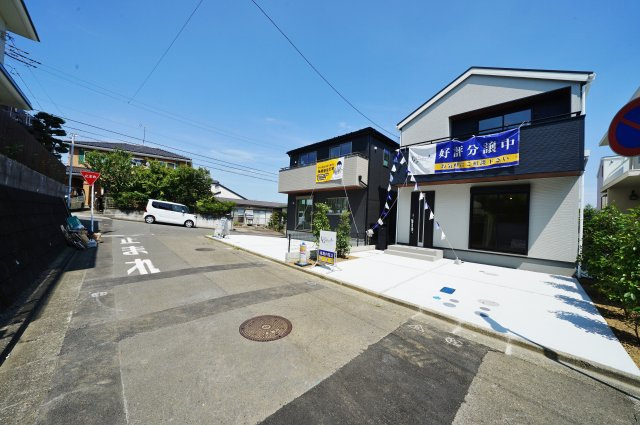 【横浜市旭区南本宿町144-45全2棟新築戸建て】★仲介手数料無料★（南本宿小学校・万騎が原中学校）の前面道路含む現地写真