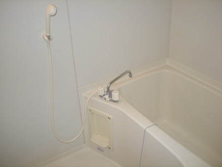 泉大津市東雲町のハイツの浴室|コンパクトで使いやすいお風呂です