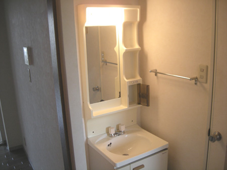 泉大津市東雲町のハイツの洗面所|明るい洗面所です