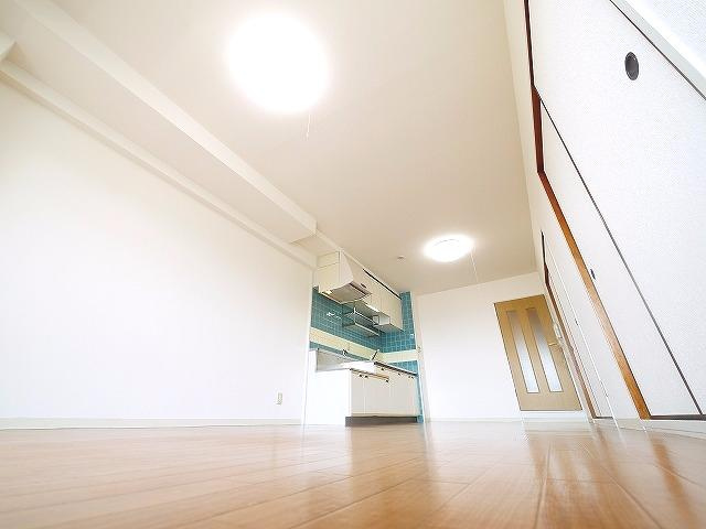 三和平城グランドパレスの内装|ゆったりとした居間です