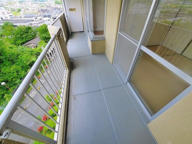 三和平城グランドパレスのバルコニー|外からの目が気にならないバルコニーで洗濯物が干せます