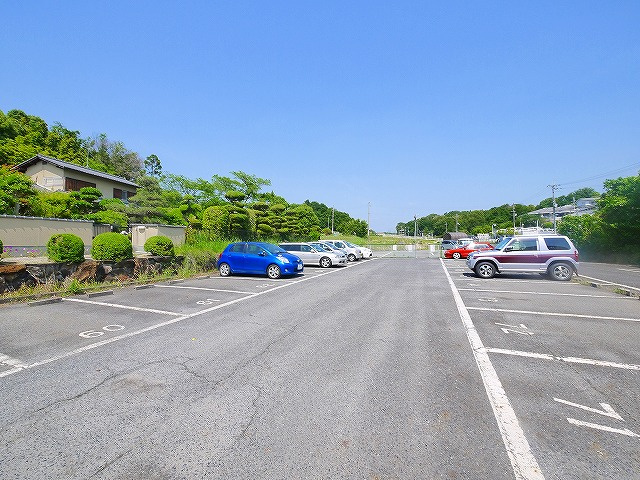 三和平城グランドパレスの駐車場|車をお持ちの方に嬉しい駐車場付きの物件です