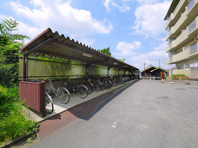 三和平城グランドパレスのその他共用部分|屋根付き駐輪場です