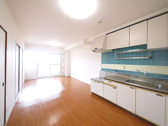 三和平城グランドパレスの居間・リビング|こちらの居間で趣味の時間をお楽しみください