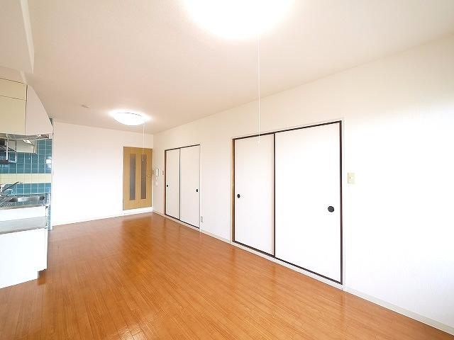 三和平城グランドパレスの居間・リビング|こちらの居間で趣味の時間をお楽しみください