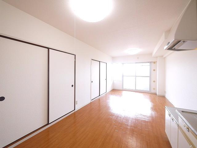 三和平城グランドパレスの居間・リビング|ゆったり過ごせるリビングです