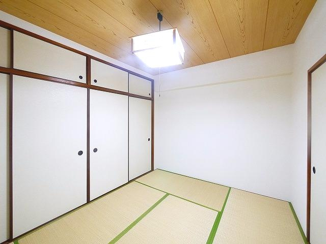 三和平城グランドパレスの和室|落ち着いた雰囲気の和室付きです