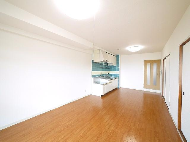 三和平城グランドパレスの居間・リビング|ゆったり過ごせる居間です