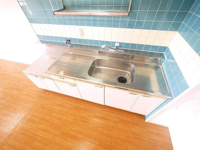 三和平城グランドパレスのキッチン|コンパクトなキッチンで掃除もラクラク