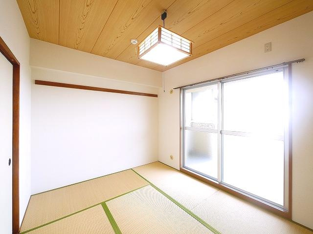 三和平城グランドパレスの和室|ゆったりとくつろげる和室です