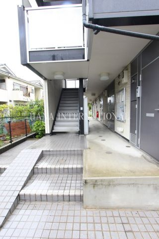 レオパレスシャルマンのエントランス
