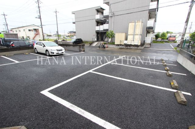 レオパレスシャルマンの駐車場