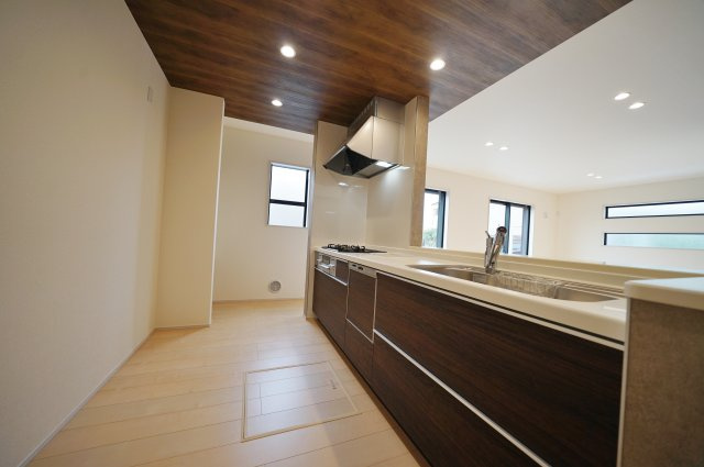 【横浜市旭区中沢３丁目35-4新築戸建て】★仲介手数料無料★（中沢小学校・旭中学校）のキッチン