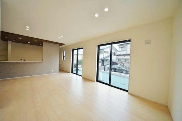 【横浜市旭区中沢３丁目35-4新築戸建て】★仲介手数料無料★（中沢小学校・旭中学校）の居間・リビング