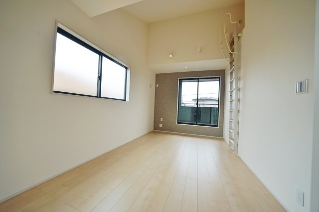 【横浜市旭区中沢３丁目35-4新築戸建て】★仲介手数料無料★（中沢小学校・旭中学校）の洋室