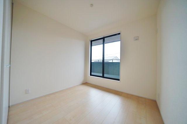 【横浜市旭区中沢３丁目35-4新築戸建て】★仲介手数料無料★（中沢小学校・旭中学校）の洋室