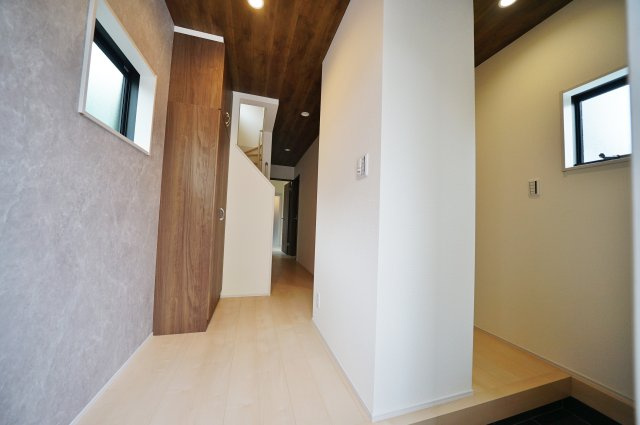 【横浜市旭区中沢３丁目35-4新築戸建て】★仲介手数料無料★（中沢小学校・旭中学校）の玄関