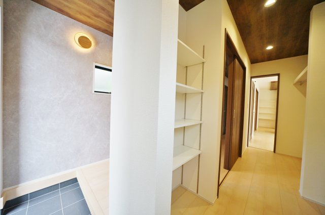 【横浜市旭区中沢３丁目35-4新築戸建て】★仲介手数料無料★（中沢小学校・旭中学校）の玄関