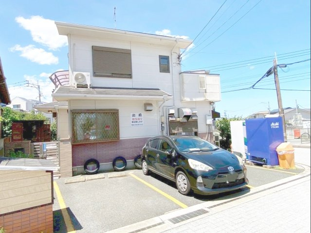 粕屋町長者原西１丁目 店舗付き住宅の玄関|ゆとりある親子ドアで大きな荷物の出し入れもスムーズに！