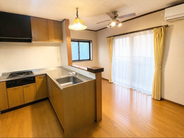 粕屋町長者原西１丁目 店舗付き住宅の居間・リビング|採光が取れた明るいLDKです！
※AI加工により家具・荷物を消去しています（現況優先）