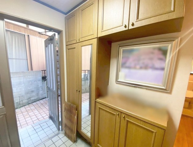 粕屋町長者原西１丁目 店舗付き住宅の玄関|コの字型シューズボックスでご家族の靴をスッキリ整理できます！