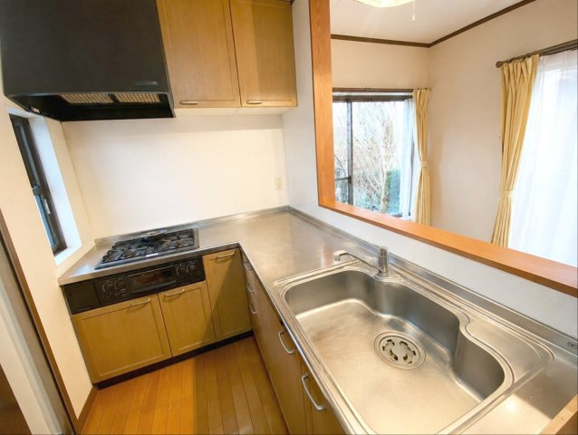 粕屋町長者原西１丁目 店舗付き住宅のキッチン|効率的な作業動線がメリットのL字型キッチン！
※AI加工により荷物を消去しています（現況優先）