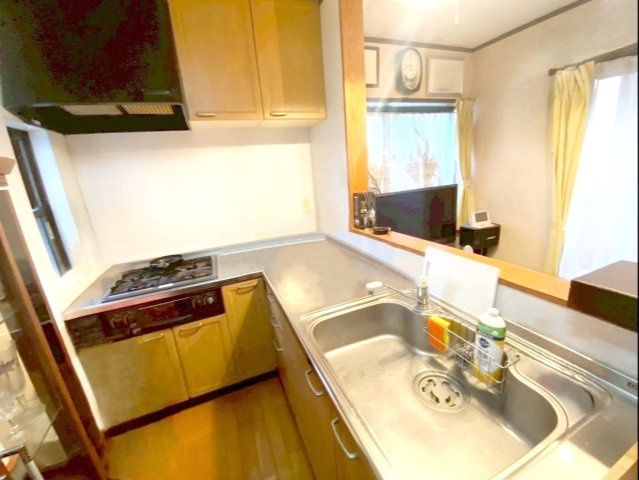 粕屋町長者原西１丁目 店舗付き住宅のキッチン|同時調理ができて時短に便利な三口コンロ！