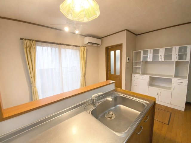 粕屋町長者原西１丁目 店舗付き住宅のキッチン|採光が取れた明るい空間です！
※AI加工により家具・荷物を消去しています（現況優先）