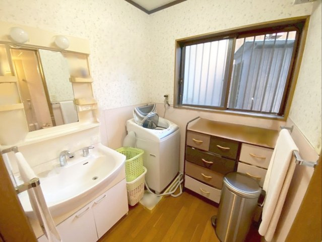 粕屋町長者原西１丁目 店舗付き住宅の独立洗面台|洗面脱衣所です！室内洗濯機置き場有り◎