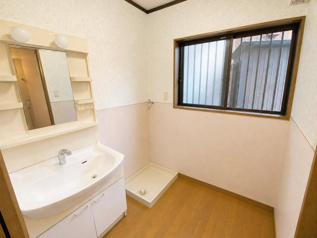 粕屋町長者原西１丁目 店舗付き住宅の独立洗面台|洗面脱衣所です！室内洗濯機置き場有り！
※AI加工により荷物を消去しています（現況優先）