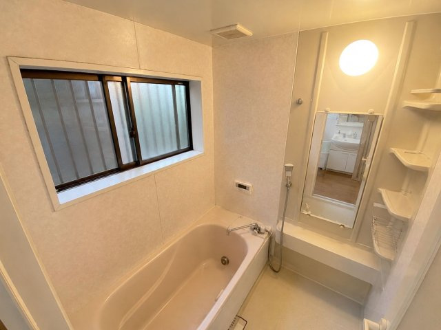 粕屋町長者原西１丁目 店舗付き住宅の浴室|追い炊き機能付きでいつでも快適なバスタイム！
※AI加工により小物を消去しています（現況優先）