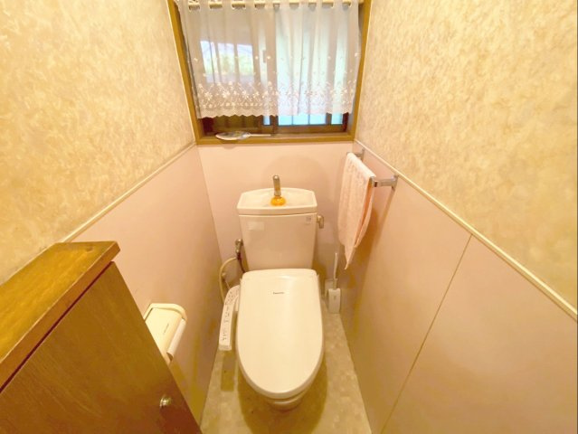粕屋町長者原西１丁目 店舗付き住宅のトイレ|ウォシュレット付きの快適なトイレです！