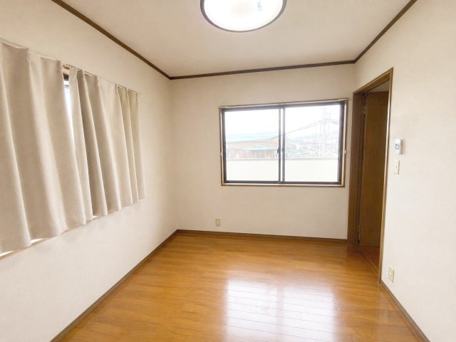 粕屋町長者原西１丁目 店舗付き住宅の洋室|約4帖の洋室です！子供部屋や仕事部屋など、多目的に利用可能です！
※AI加工により家具・荷物を消去しています（現況優先）