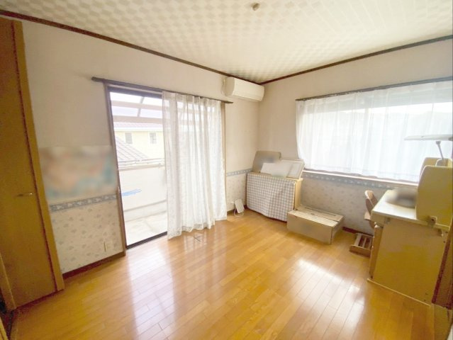 粕屋町長者原西１丁目 店舗付き住宅の洋室|二面採光で明るく風通しの良い洋室です！