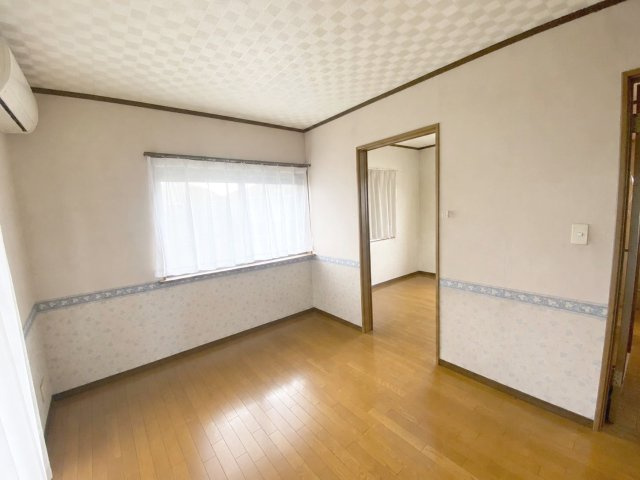 粕屋町長者原西１丁目 店舗付き住宅の洋室|使い勝手の良い洋室です！
※AI加工により家具・荷物を消去しています（現況優先）