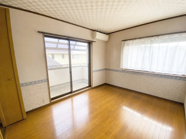 粕屋町長者原西１丁目 店舗付き住宅の洋室|二面採光で明るく風通しの良い洋室です！
※AI加工により家具・荷物を消去しています（現況優先）