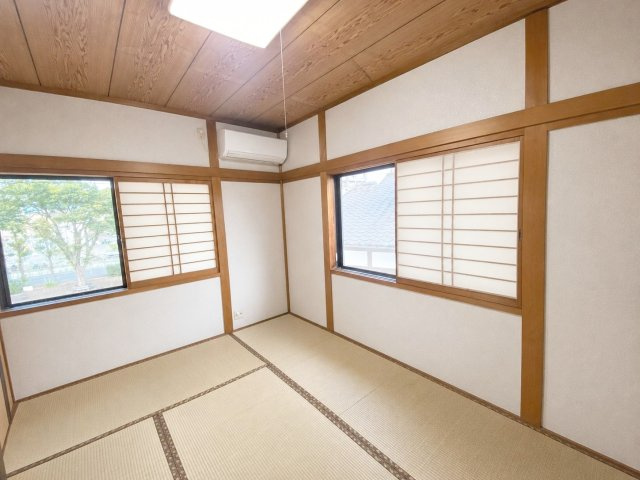 粕屋町長者原西１丁目 店舗付き住宅の和室|二面採光で日当たりが良く、寝室としてもオススメの和室（6帖）です！
※AI加工により家具・荷物を消去しています（現況優先）