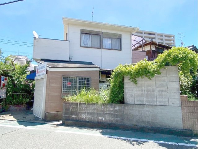 粕屋町長者原西１丁目 店舗付き住宅の外観|2方向から光と風を取り込む両面バルコニー！
