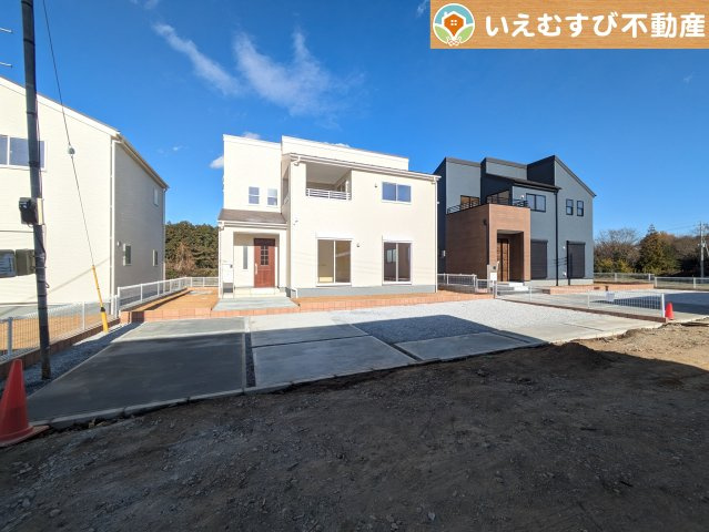 Livele Garden.S　寄居露梨子の駐車場|並列5台駐車可能なゆとりのカースペース
複数台車をお持ちでも、お友達が遊びに来てもゆとりの駐車スペース！