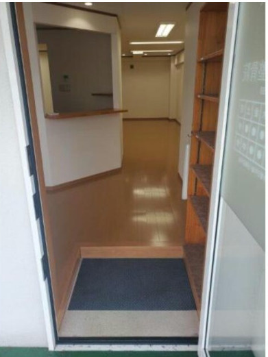 大津市南郷１丁目の店舗事務所の玄関