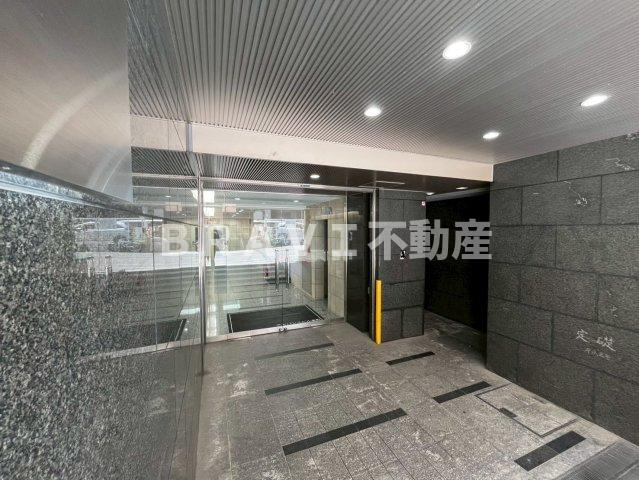 アドバンスビル本町　BRAVI不動産のエントランス|【アドバンスビル本町】落ち着いたエントランスです