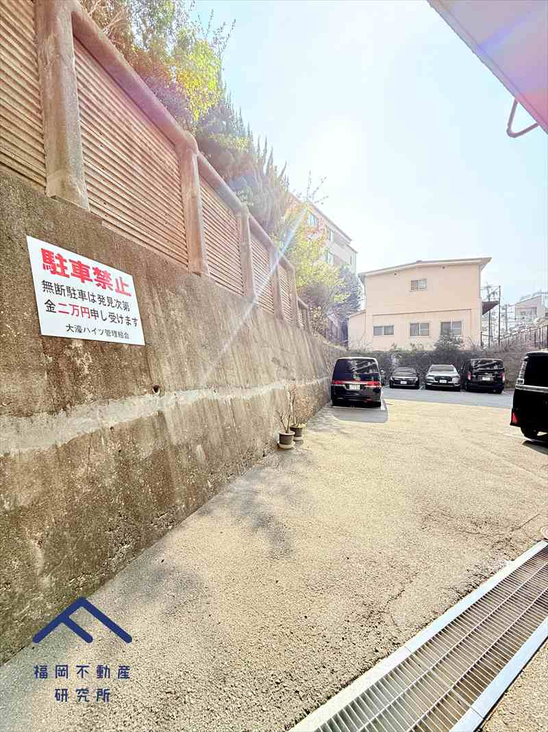大濠ハイツの駐車場