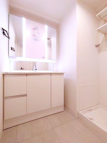 本牧三渓園ヒルズの独立洗面台|朝の支度にも助かる、独立の洗髪洗面化粧台