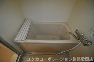 【浴室】 | ◎収益物件◎エステート南大通 | 1日の疲れを癒やしてくれるバスルーム★肩まで湯船に浸かり、ゆっくりと寛ぐことができます♪