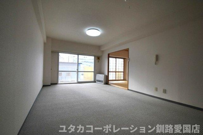 【居間・リビング】 | ◎収益物件◎エステート南大通 | LD14.3帖★広々リビングです♪