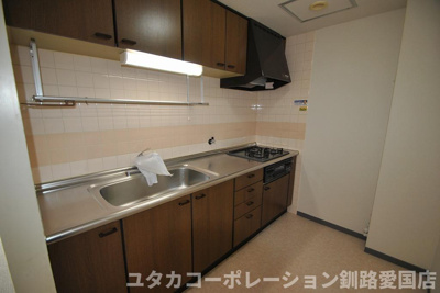 【キッチン】 | ◎収益物件◎エステート南大通 | K3.5帖★独立キッチン！キッチン上下に収納スペースが設けられ、調理器具や食器類をスッキリとしまうことができますね♪