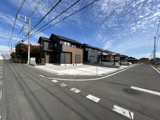 新築　前橋市江田町　Blooming　Garden　１号棟の前面道路含む現地写真|現地写真　南側接道幅員約6ｍ　西側接道幅員約5.1ｍ