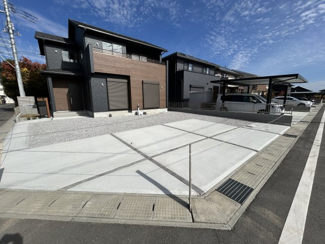 新築　前橋市江田町　Blooming　Garden　１号棟の駐車場|現地写真　駐車スペースは並列3台分可能です！
