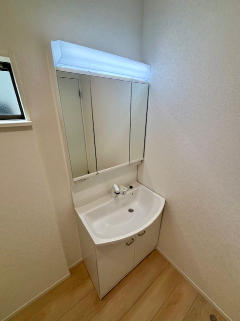 久留米市国分町の新築一戸建の独立洗面台|明るい洗面台は毎朝の歯磨きも快適にできますね♪