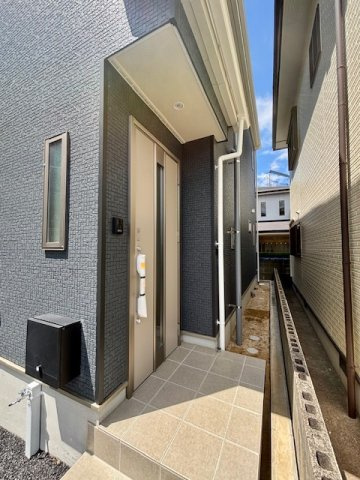 久留米市国分町の新築一戸建のその他|明るい玄関は「ただいま！」「おかえり！」が聞こえる明るい家庭が目に浮かびますね♪
